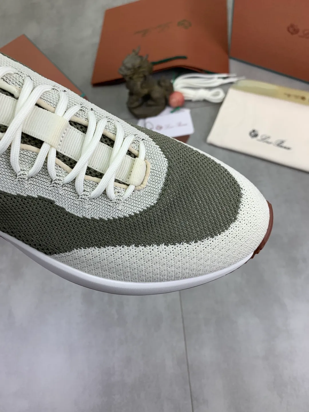 Men's men's shoes 💰P542 New style 💰High quality The latest casual shoes Loro Piana 💯Top grade💯Buy the original copy💯 Founded the existing Loro Piana company on April 24, 1924. The family has been operating for the sixth generation, providing top quality products to customers who are discerning in taste and quality. Imported original fly woven fabrics with cowhide fabric, plain calfskin lining, hand-stitched threads with cowhide feet, original packaging, high-end outsole, size: 38-46, multiple colors available, complete package